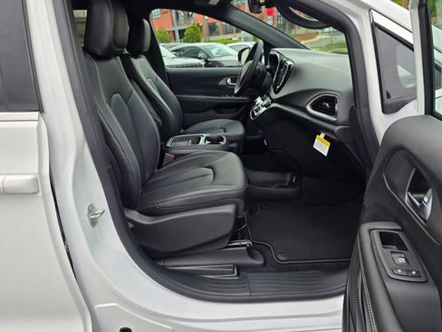 New 2027 Chrysler Pacifica LX FWD image 45