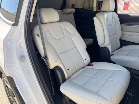 Used 2024 Kia Telluride EX w/ EX Captain's Chair Package image 19