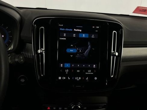 Used 2024 Volvo XC40 B5 Plus image 24