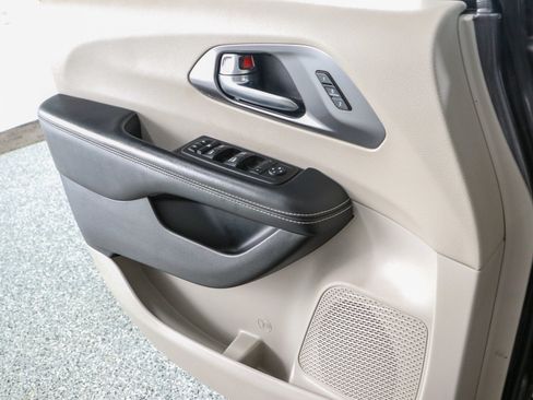 Used 2022 Chrysler Pacifica Touring-L FWD image 21