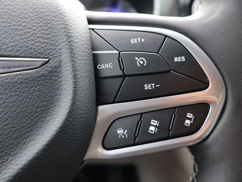Used 2023 Chrysler Pacifica Touring-L FWD image 37