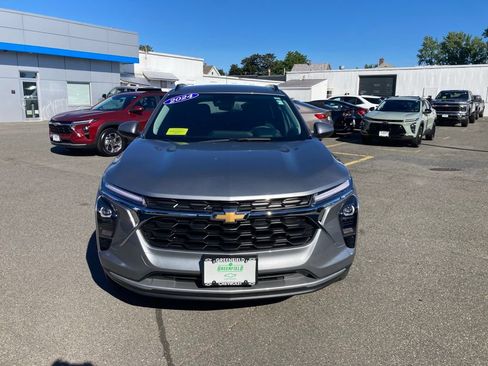 Used 2024 Chevrolet Trax LT w/ Driver Confidence Package FWD image 2