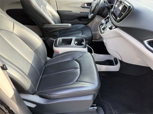 Used 2023 Chrysler Pacifica Touring-L FWD image 12