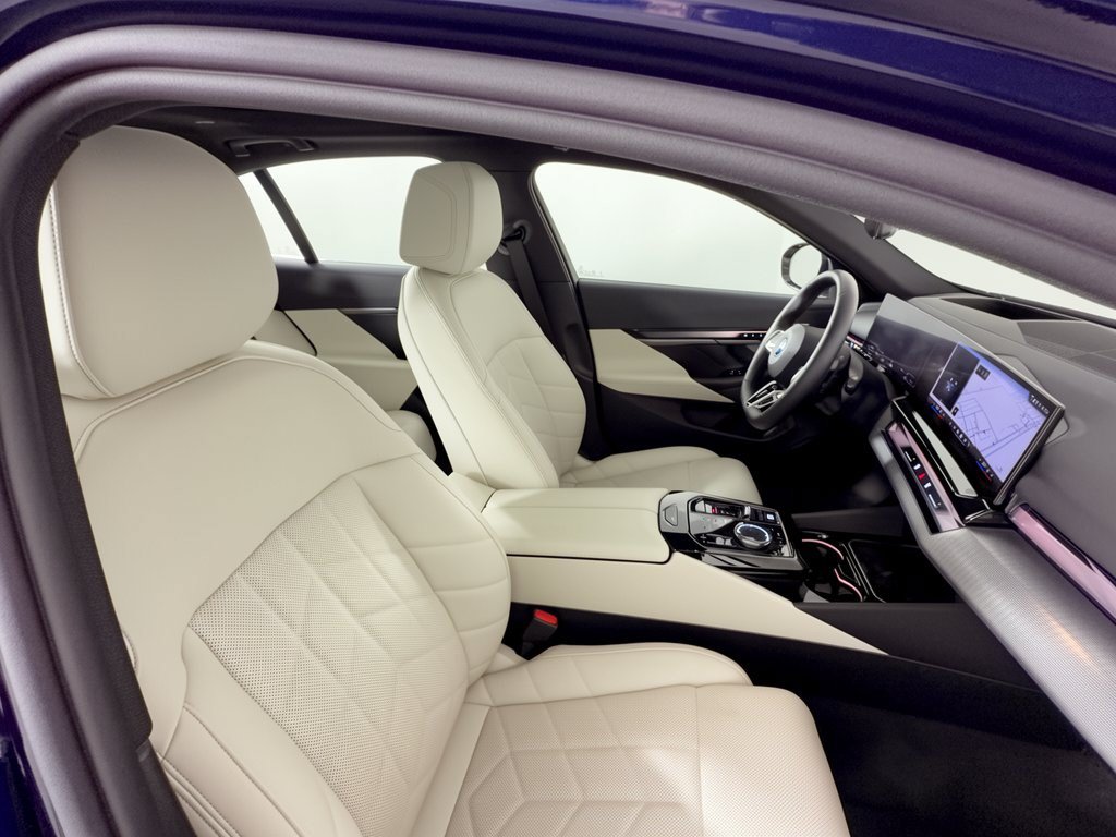 Certified 2026 BMW 550e xDrive AWD/4WD image 30