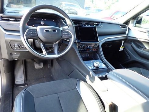 New 2025 Jeep Grand Cherokee Altitude image 12