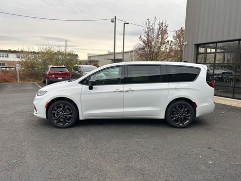 New 2026 Chrysler Pacifica Select AWD/4WD image 8