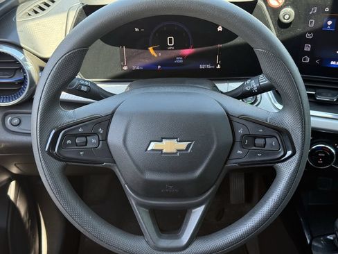 Used 2025 Chevrolet Trax LT FWD image 12