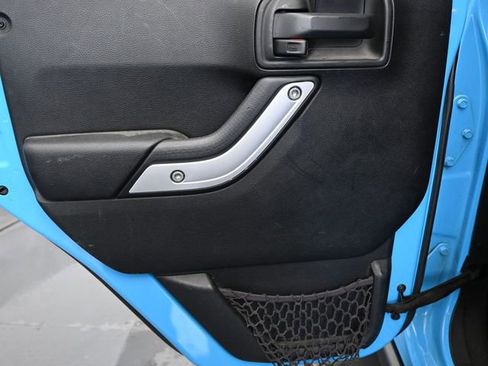 Used 2017 Jeep Wrangler Unlimited Rubicon w/ Connectivity Group image 16