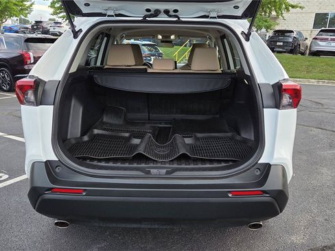 Used 2022 Toyota RAV4 XLE AWD/4WD image 5