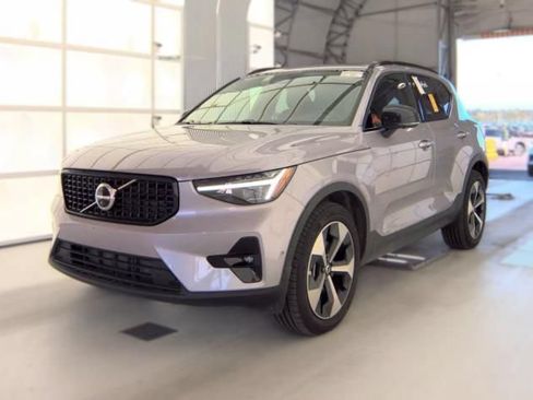 Used 2026 Volvo XC40 B5 Plus AWD/4WD image 3