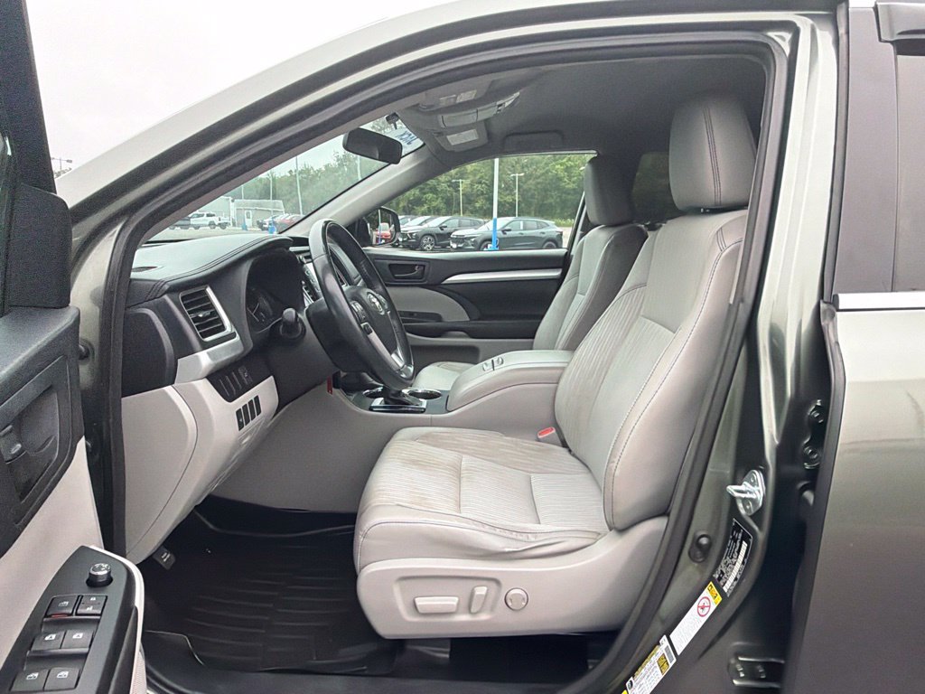 Used 2016 Toyota Highlander Plus AWD/4WD image 24
