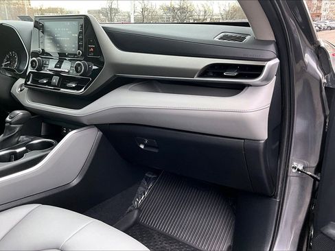 Used 2022 Toyota Highlander XLE image 15