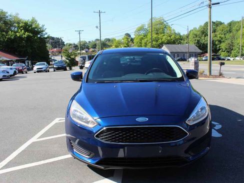 Used 2018 Ford Focus SE FWD image 2