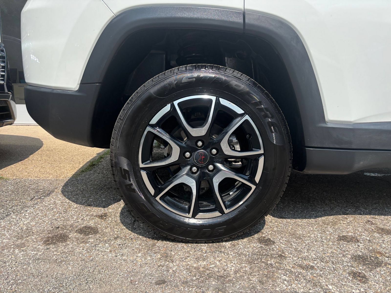 Used 2025 Jeep Compass Trailhawk AWD/4WD image 28