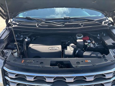 Used 2017 Ford Explorer XLT w/ Equipment Group 202A AWD/4WD image 29