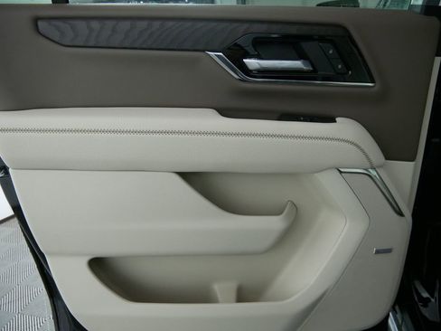 New 2026 GMC Yukon XL Denali w/ Denali Reserve Package image 13