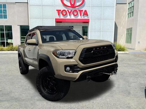 Used 2017 Toyota Tacoma TRD Off-Road AWD/4WD image 2