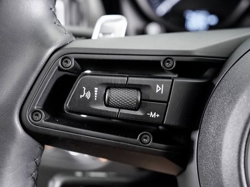 Used 2025 Porsche Macan image 14