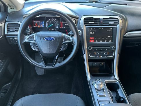 Used 2017 Ford Fusion SE w/ Fusion SE Technology Package FWD image 18