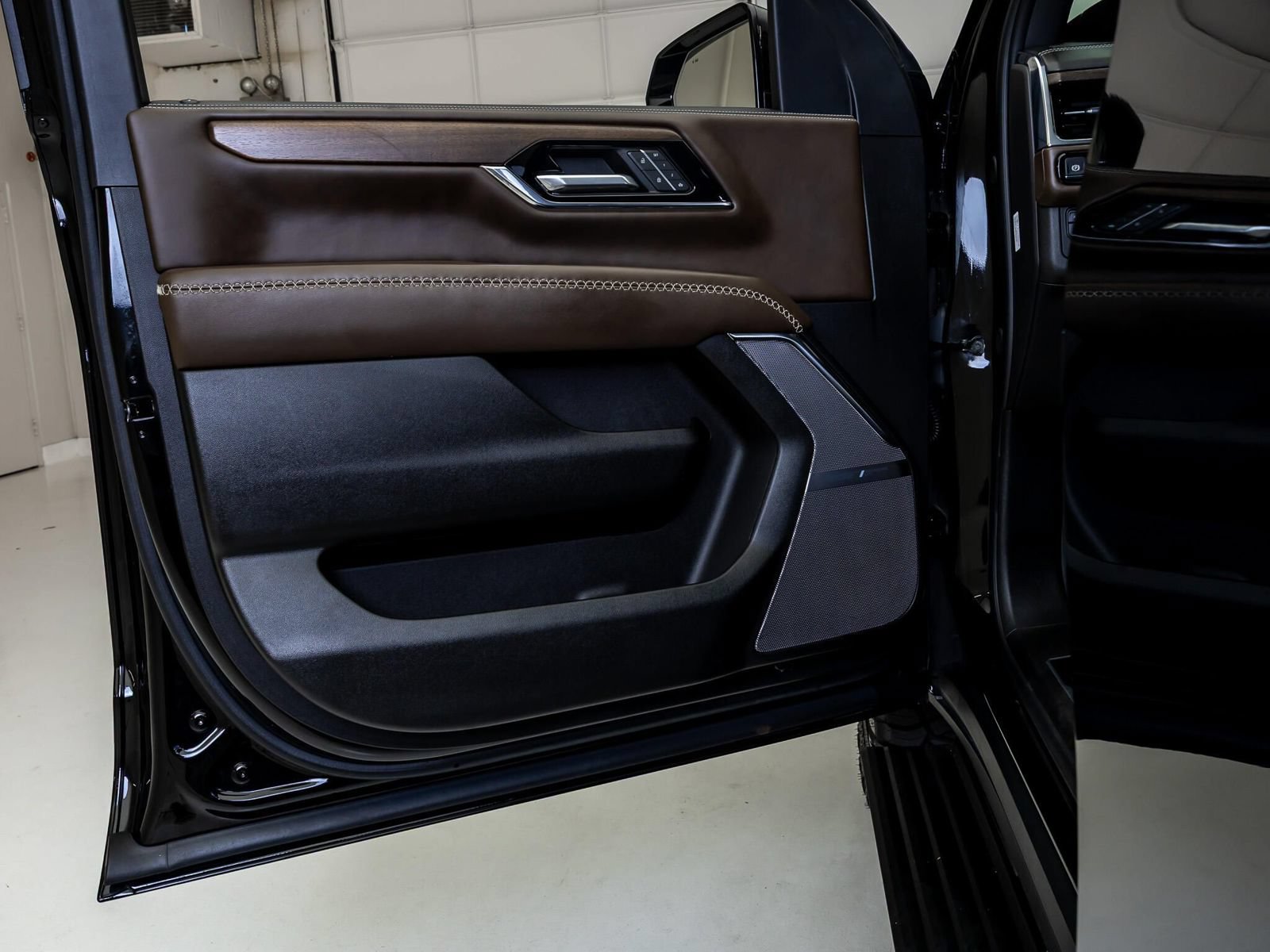 Used 2025 GMC Yukon Denali Ultimate AWD/4WD image 38