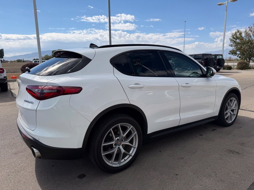 Used 2018 Alfa Romeo Stelvio Sport w/ Quick Order Package 22J Sport AWD/4WD image 4