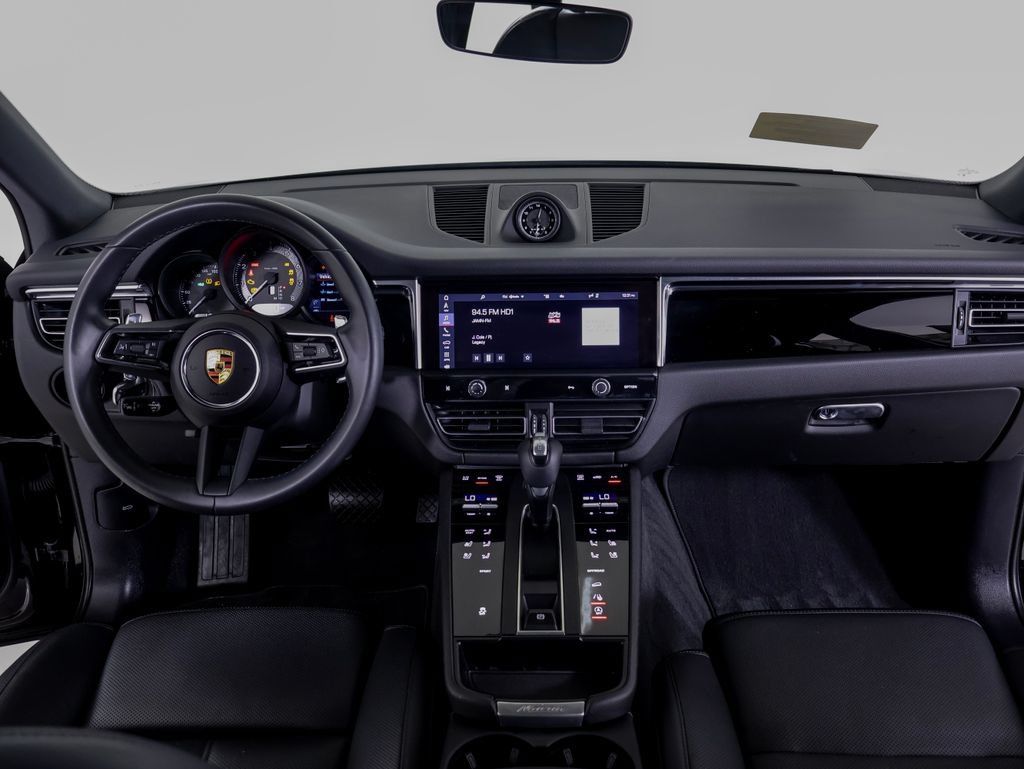 Certified 2024 Porsche Macan AWD/4WD image 10