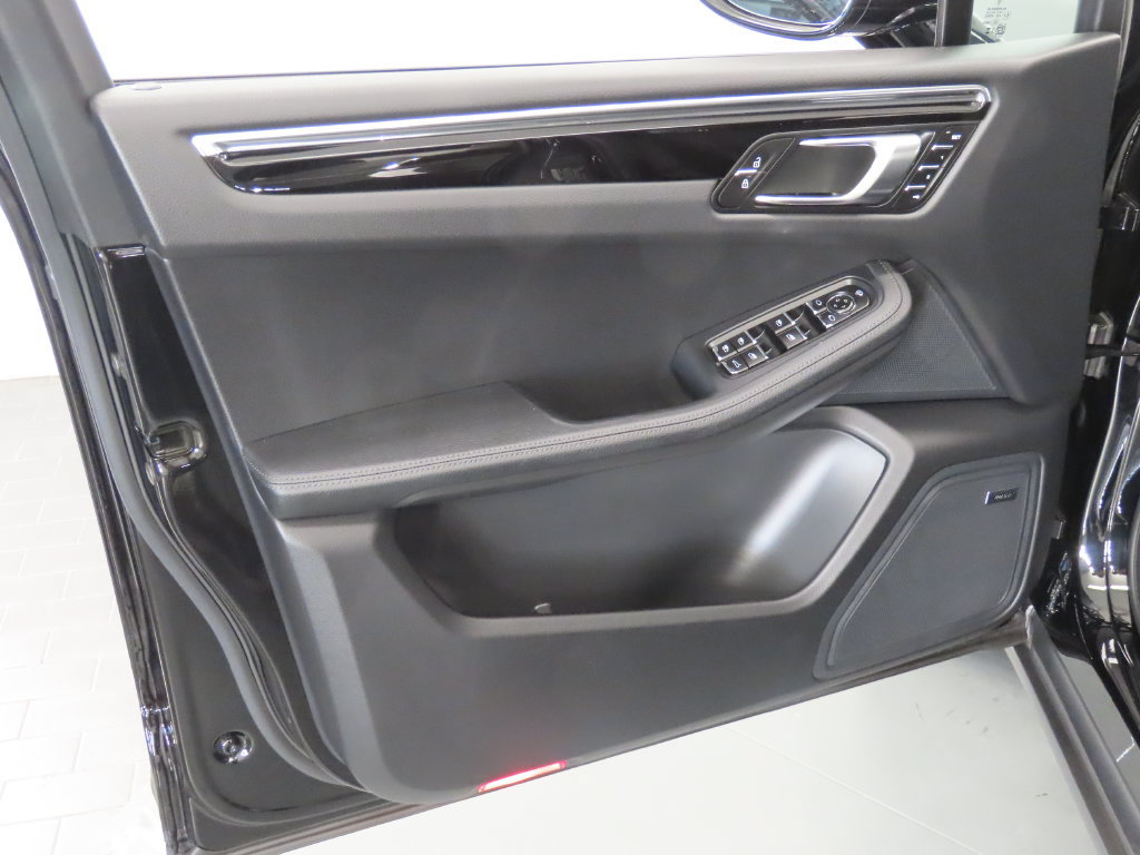 Certified 2026 Porsche Macan AWD/4WD image 34
