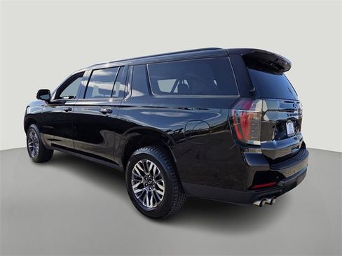 Used 2025 Chevrolet Suburban Z71 image 6