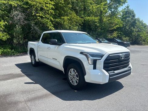 Used 2022 Toyota Tundra SR5 w/ SR5 Premium Package AWD/4WD image 9