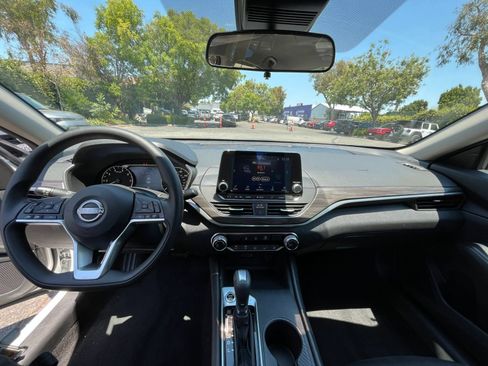 Used 2025 Nissan Altima 2.5 SV FWD image 33