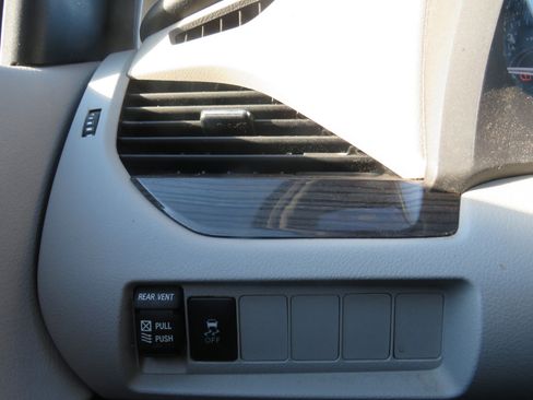 Used 2018 Toyota Sienna Limited Premium image 11