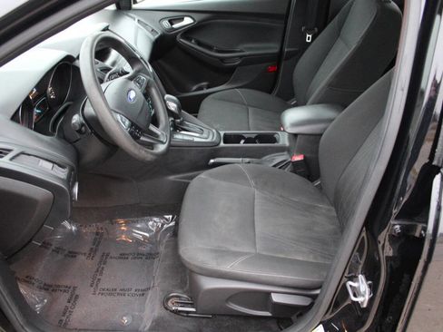 Used 2018 Ford Focus SE w/ SE Appearance Package image 12