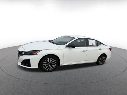 Used 2025 Nissan Altima 2.5 SV FWD image 8