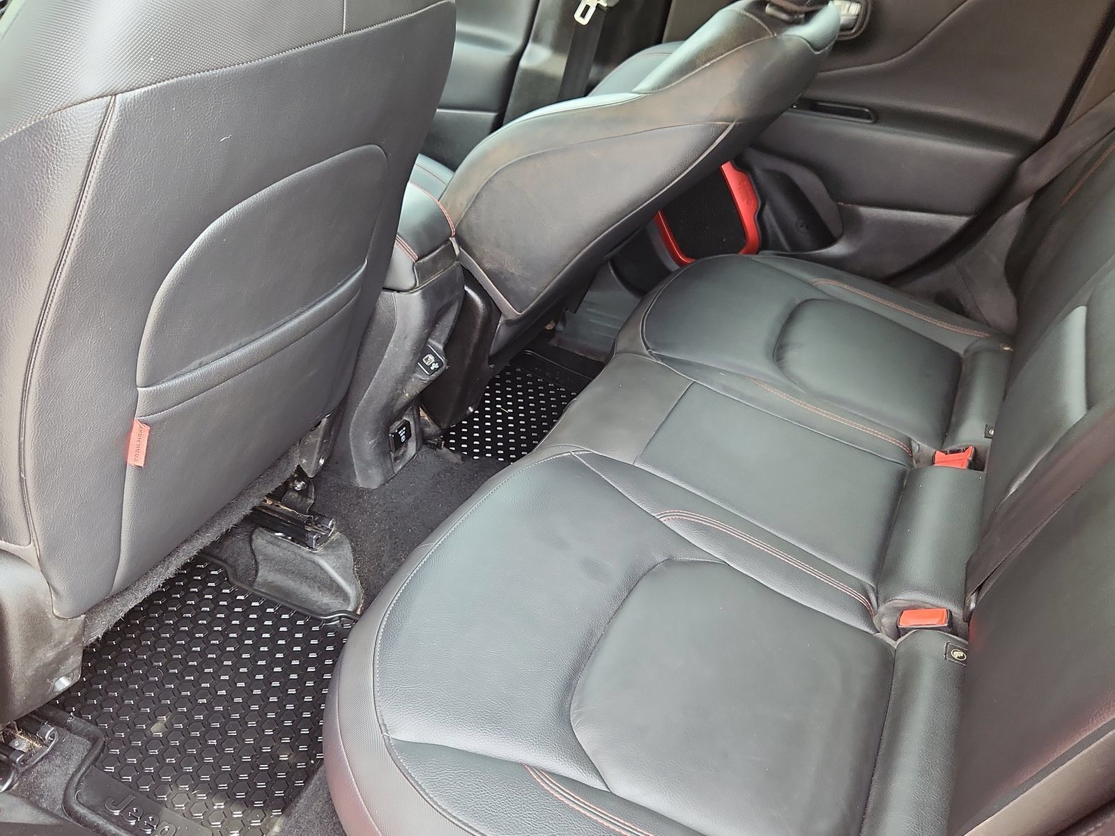 Used 2018 Jeep Renegade Trailhawk AWD/4WD image 11