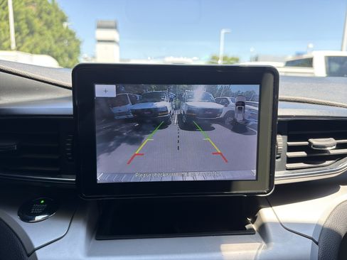 Used 2020 Ford Explorer XLT w/ Equipment Group 202A AWD/4WD image 10