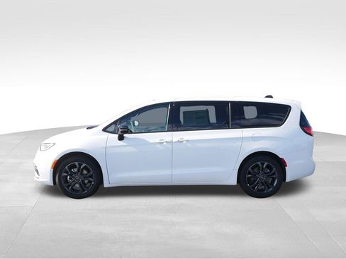 New 2026 Chrysler Pacifica Select image 3