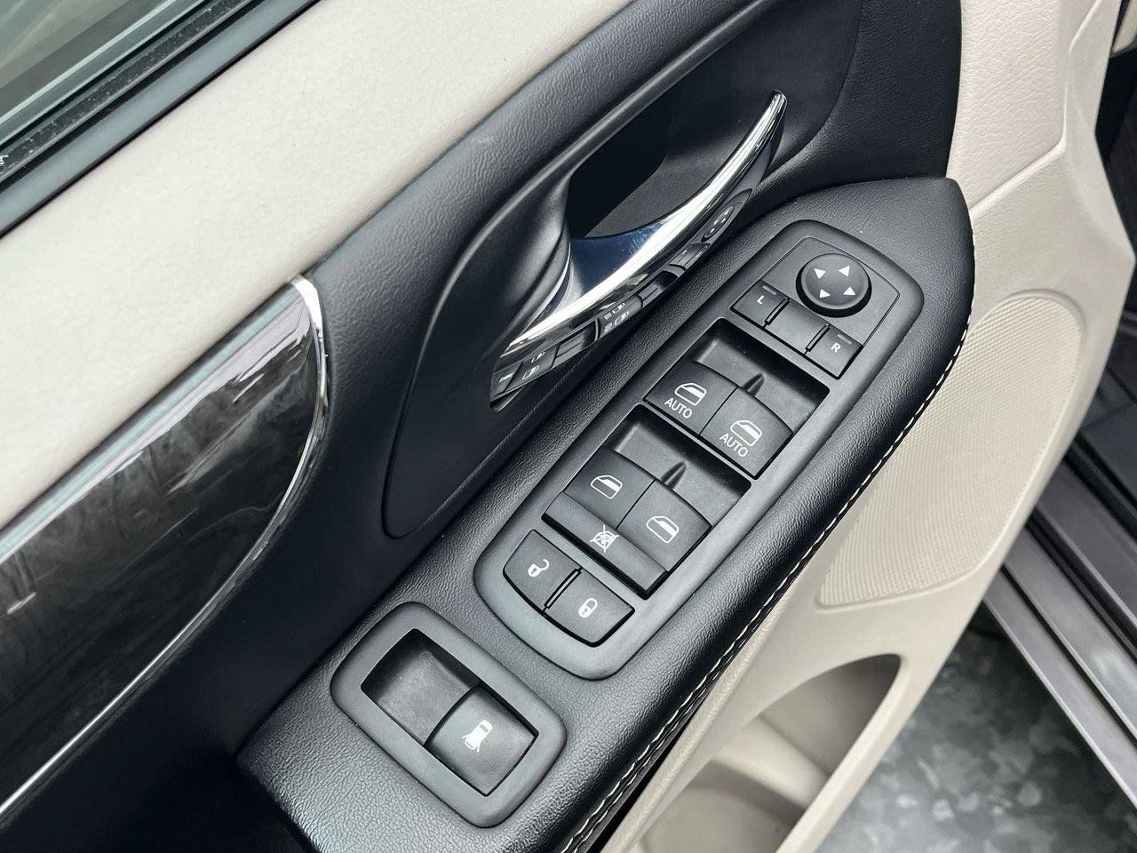 Used 2015 Chrysler Town & Country Touring-L w/ Driver Convenience Group FWD image 8