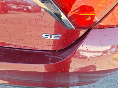 Used 2017 Toyota Camry SE image 13
