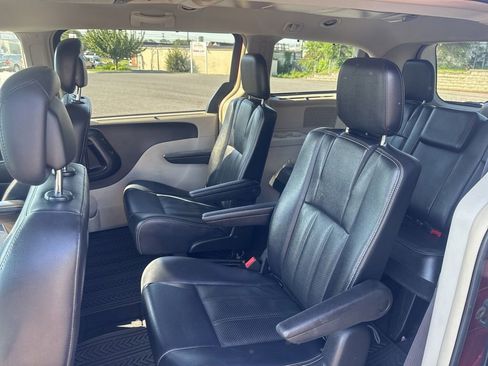 Used 2014 Chrysler Town & Country Touring-L w/ Driver Convenience Group FWD image 10