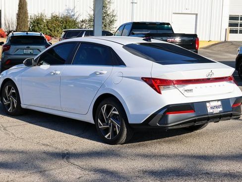 Used 2025 Hyundai Elantra SEL image 5