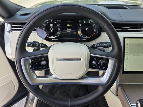Certified 2025 Land Rover Range Rover SE image 18