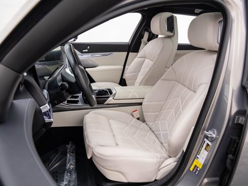 Certified 2023 BMW i7 xDrive60 w/ Executive Package 2 image 16