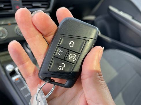 Certified 2022 Volkswagen Taos SE image 18