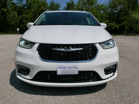 Used 2021 Chrysler Pacifica Touring-L FWD image 3