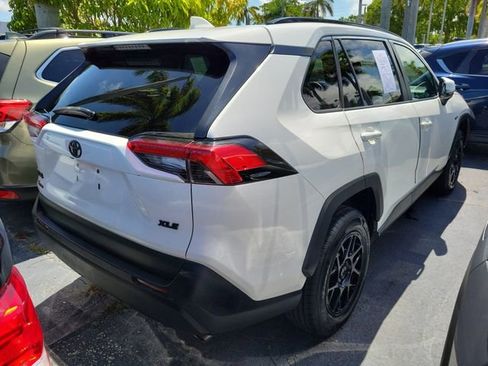 Used 2021 Toyota RAV4 XLE FWD image 3