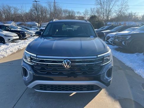 New 2026 Volkswagen Atlas Peak Edition image 2