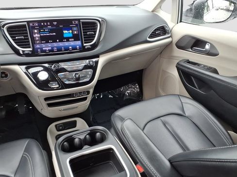 Used 2023 Chrysler Pacifica Touring-L FWD image 13