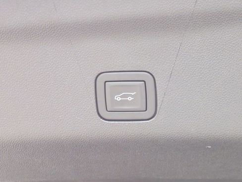 Used 2025 Chevrolet Tahoe High Country image 12