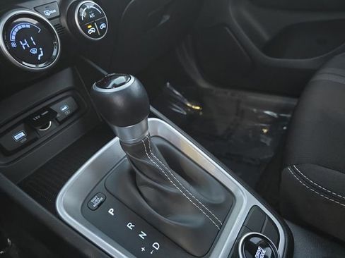 Used 2024 Hyundai Venue SEL image 22