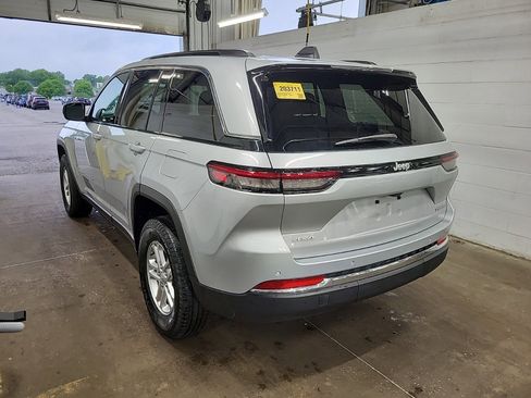 Used 2025 Jeep Grand Cherokee Laredo AWD/4WD image 4